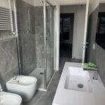 Ristrutturazione bagno grigio e bianco